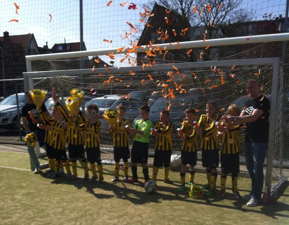 De E13 won op zaterdag 3 mei met 3-2 van Wilhelmus E1