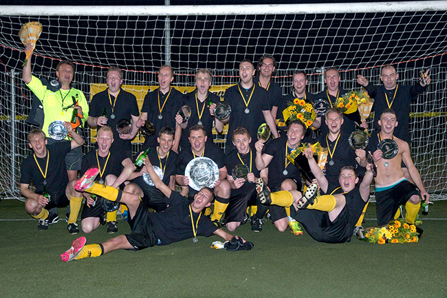 Rijnsburgse Boys 15 speelde op de eigen Middelmors hun kampioenswedstrijd tegen Quick Boys 21 .  Voor bijna 150 man stonden de uien bij de rust met 3-0 voor door 2 kopballen van aanvoerder Tim en een schitterende volley van Mike.  Na de rust denderde het 15de door en scoorden Thijs (1x), Tim (1x), Eric (1x), Dennis Jan (1x) en Mike (3x) de overige 7 doelpunten.  Quick Boys scoorde nog uit een strafschop en een corner.