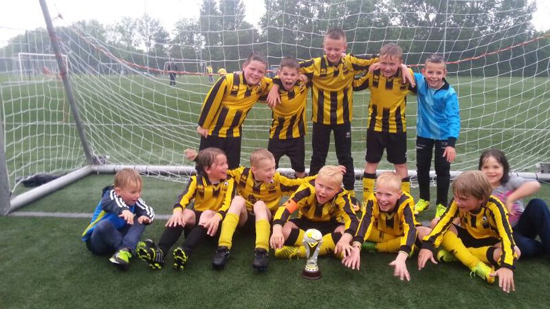 Op dinsdag  27 mei werden de jongens van Rijnsburgse Boys E12 kampioen door een klinkende 3-2 overwinning op Foreholte.