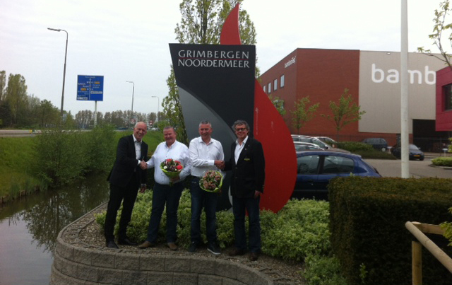 Namens Grimbergen-Noordermeer tekenen de directieleden Rob en Thijs Grimbergen en namens de Businessclub en de Vereniging Cees Driebergen en Ad Hendriksen de overeenkomst